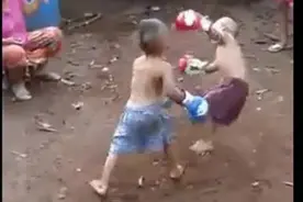 实拍泰国小孩拳击打架，拳击要从娃娃做起。