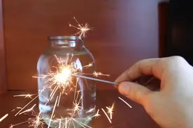 只要涂抹上指甲油，水下燃放烟花都不成问题图片