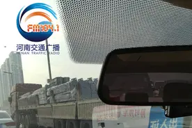 陇海高架安装隔音板  堵车一个多小时图片