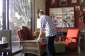 国外的人肉沙发恶作剧，这脑洞开的太大了图片