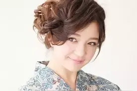 几分钟内打造出花朵侧扎发，打造花一样的你！图片