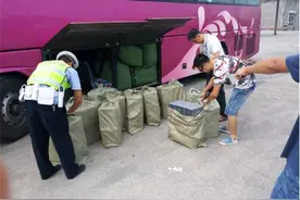 川籍大客车非法载运600条香烟 贵州遵赤高速交警及时截获图片