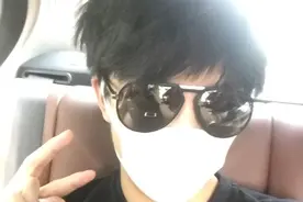 薛之谦现身上海世博公园 自曝热的内裤都湿了图片