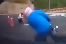 骑摩托车发生擦挂！十分球！这是天意还是巧合视频封面