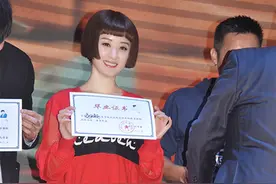 《我们的十年》赵丽颖：短发俏皮手持毕业证！图片