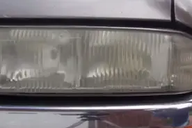 要将车头灯上积累的灰尘彻底清除，其实只需要一瓶喷雾剂就行了图片