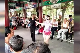 开封公园大爷大妈动感双人舞，一起跳舞共度七夕情人节，画面温馨视频封面