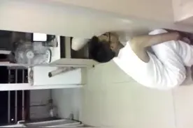 蹲墙功 面壁蹲墙通任督二脉、调理脊柱侧弯