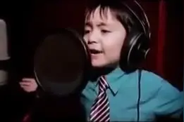 外国小男孩翻唱这首经典，穿透力十足的声音胜似原唱，真正的天籁图片