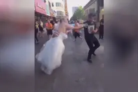 大爷穿婚纱求婚，元芳你怎么看