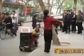 断臂女街飙歌 浑厚男高音赢来掌声！视频封面