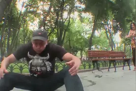 恶搞：与肥胖女子同坐，路人诠释杠杆原理，网友：摔得真尴尬！视频封面