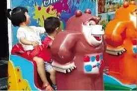还敢给孩子坐“摇摇车”？就在昨天福清一小孩手指被卡投币口图片