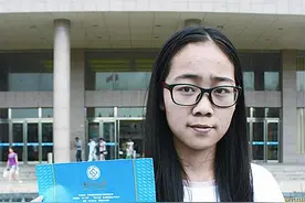 17岁女孩用坚强面对人生图片