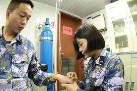 不爱红装爱武装！看看女水兵的舰上风采图片