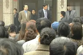 被免职厂长在楼上作势与市长谈条件，结果一反手就被市长打脸了