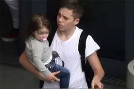 这对相差18岁的兄妹档，虽然看起来像父女，但感情好到让人嫉妒图片