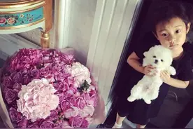 ​爸爸给妈妈送花，甜馨不开心了，网友提醒王源送花给甜馨图片