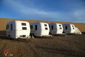 国产小拖挂式房车，只有一个停车位大小！图片