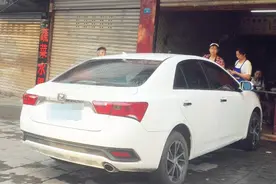 临街店铺被轿车堵门 餐馆生意受影响图片