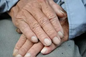 为什么总有飞机飞翔在农村田野上，难道要打仗了？要探宝？图片