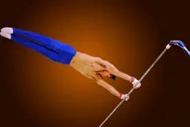 单杠运动 塑造更立体的腰腹肌肉图片