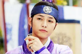 韩流4大天王宋仲基、金秀贤、朴宝剑、刘亚仁韩服vs西装谁帅？图片