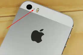 你注意到手机相机和闪光灯之间的小孔了吗？它的作用是什么？图片