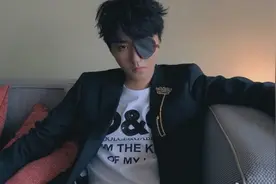 王俊凯戴“四舅爷”眼罩 穿黑西装眼神坚定霸气视频封面