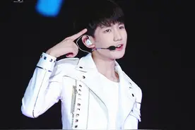 TFBOYS-王源白衣西装弹钢琴，惊才艳艳，高清大图，速速收图片