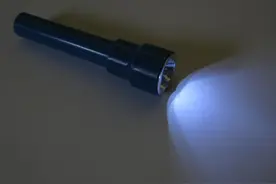 往手电筒里加入少量的清水，经过摇晃后居然还能发出亮光图片