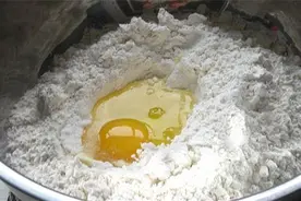 跟老妈学的紫菜粉丝包子，包给舍友吃后，她们非常喜欢！图片