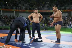 蒙古摔跤队两教练不满争议判罚，脱至内裤怒摔抗议图片