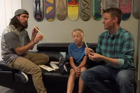 网友尝试用耳烛吸出耳垢，拆开耳烛验证其功效图片