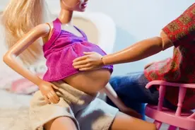 摄影师倡导“居家生产” 拍摄大肚芭比做宣传图片