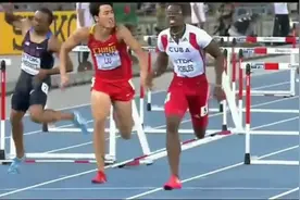 刘翔被这只黑手臂挂住，世锦赛遗憾摘银，罗伯斯犯规取消比赛成绩视频封面