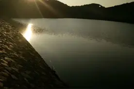 一大早上山晨练，偶遇一大叔骑马而过！图片