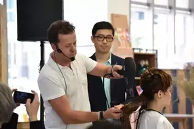 面对大佬们的不认可，他把一个梳子做到2亿英磅图片