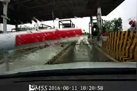 真的搞笑！视频车直直撞断etc栏杆图片