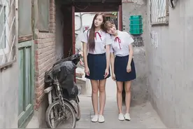 老城的靓丽风景，广州校服女生放学后街拍图片