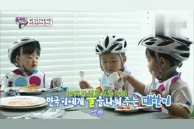 宋阿爸带三胞胎吃自助餐，大韩、民国和万岁互相分水喝好有爱呀视频封面