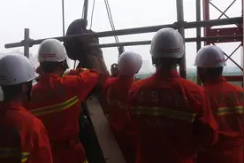 疼！26岁小伙儿高空坠落，2米长钢管插穿身体视频封面