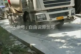 工地混凝土后八轮长距离带直角弯倒车 要坚持看到最后 简直太牛视频封面