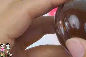 M豆的里面会是什么呢 先打开巧克力的M豆吧