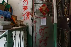 被喷红漆！恐吓不断！昆明83岁老人因收养孩子惹大祸！图片