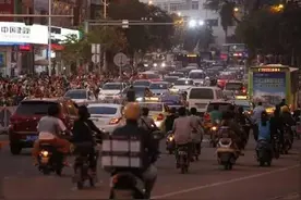 南宁160万辆电动车，以后可能都要这样过路口图片