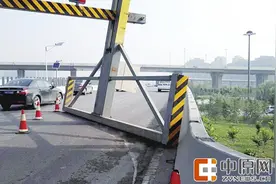限高架被撞毁 南三环中州大道南向北二层临时改为一车道图片