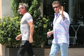 史泰龙花衬衫扮嫩与好基友逛珠宝店 见偷拍立即招手示意心情靓图片