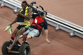 没想到你们是这样的摄影师！ 三冠王博尔特被相机玩坏图片