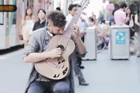 外国小伙一把破吉他街头卖艺，音乐响起的时候震惊全场视频封面